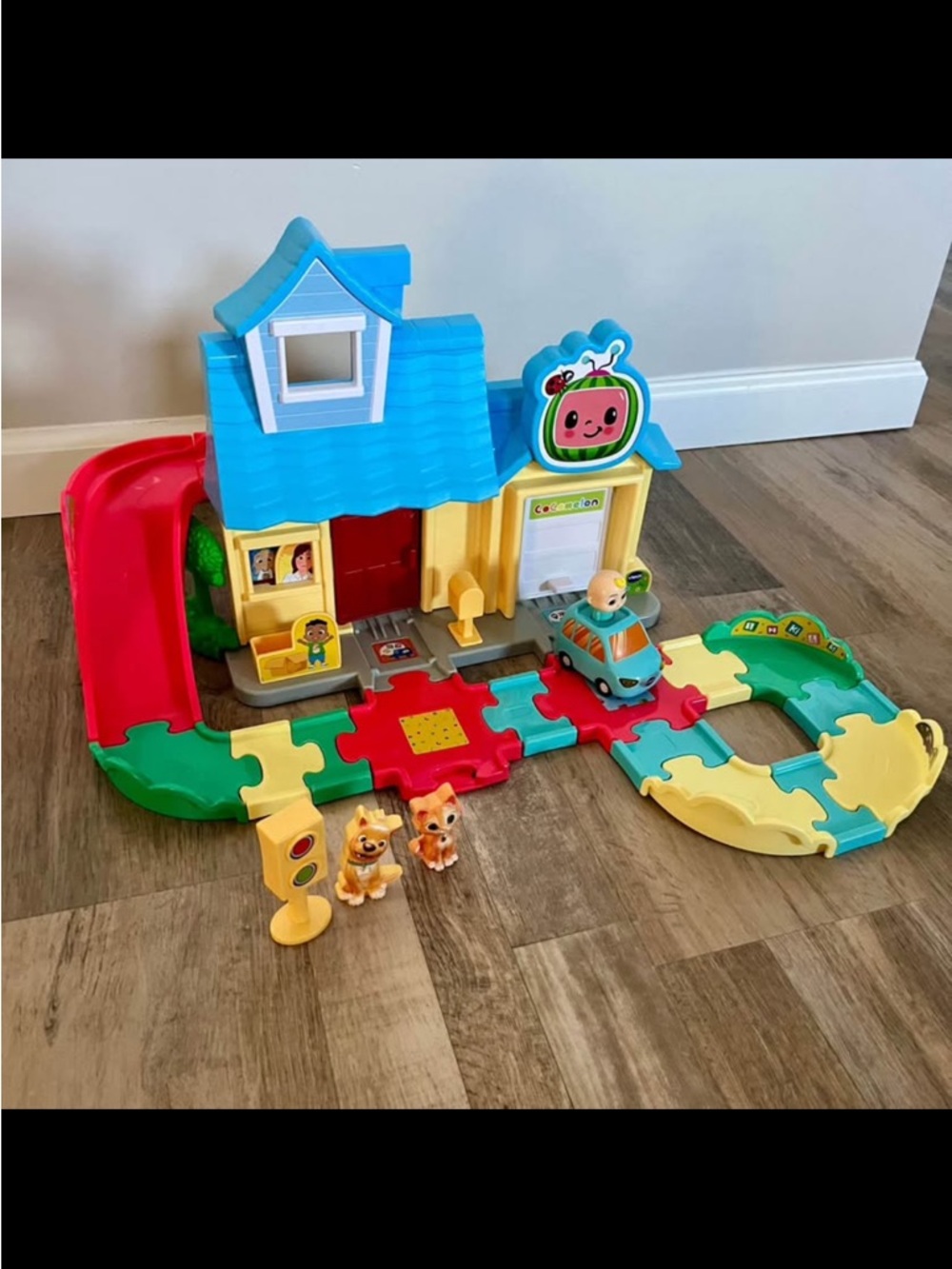 CoComelon Go! Go! Smart Wheels JJ's House Track Set Toy